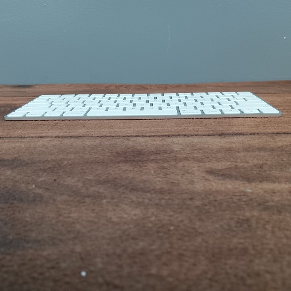 Apple Magic Keyboard A1644 Wireless Bluetooth Aluminum Silver Full Size - Picture 2 of 8